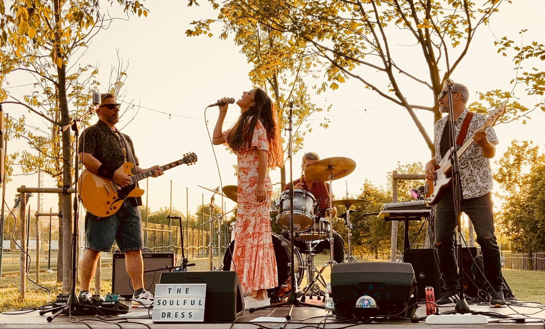 The Soulful Dress sul palco al tramonto: chitarra, voce, batteria e basso