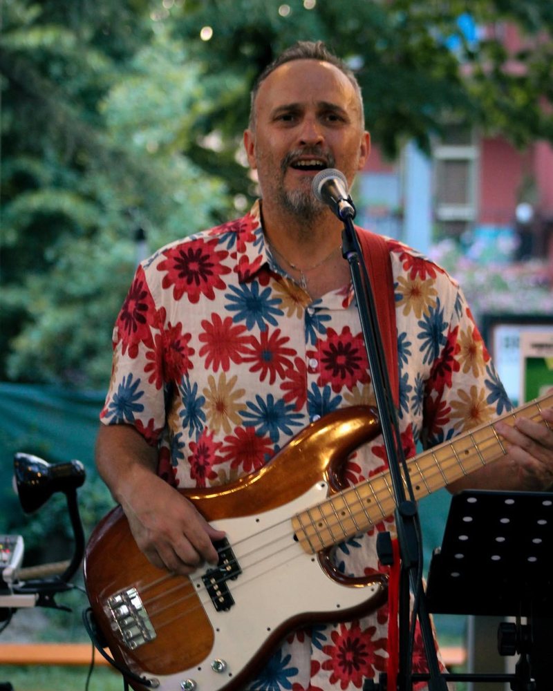 Davide Valin al basso, camicia a fiori