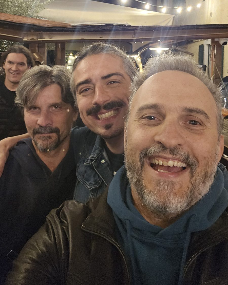 La band con Giò, ospite alle percussioni, sotto le lucine